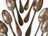 many spoons and spoon spoons arranged in a circle