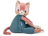peluche en forme de chat rose et bleu, assise sur une surface blanche