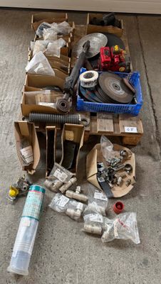 une boîte remplie d'objets divers posée par terre