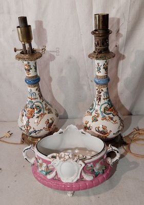 deux vases posés sur une table