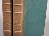 deux vieux livres posés l'un sur l'autre sur une table