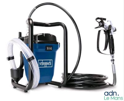 une image représentant un aspirateur bleu et noir équipé d'un tuyau et d'un pistolet de pulvérisation