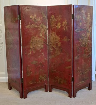 un paravent rouge orné de motifs orientaux