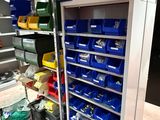 de nombreux bacs et cartons sur les étagères du garage