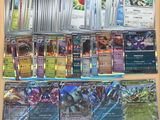 plusieurs types de cartes pokemon sur la table