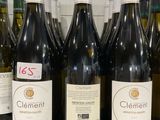 plusieurs bouteilles de vin sont alignées sur un comptoir