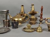 de nombreux objets en argent et en laiton de toutes sortes posés sur la table