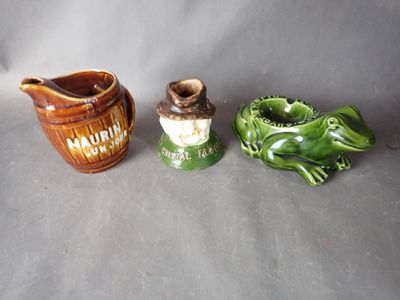 trois petits vases posés l'un à côté de l'autre sur une table