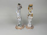 deux figurines placées l'une à côté de l'autre