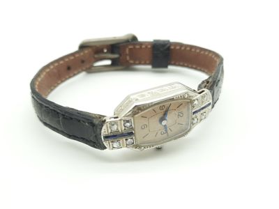une photo d'une montre-bracelet avec un bracelet en cuir noir