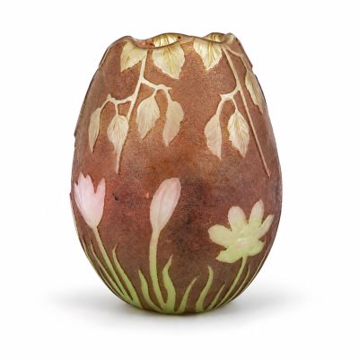 un vase marron orné de fleurs roses sur un fond blanc