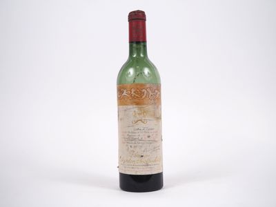 gros plan d'une bouteille de vin sur fond blanc