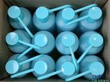 une boîte remplie de verres en plastique bleus et de pailles