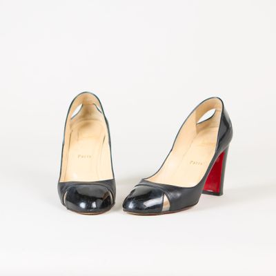 une paire d'escarpins noirs et rouges avec un talon rouge