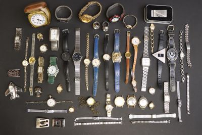 de nombreux modèles de montres posés sur une table noire
