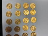 un gros plan sur une feuille de papier sur laquelle sont posées des pièces d'or