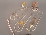 beaucoup de bijoux posés sur la table