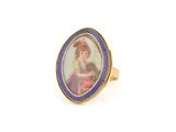 un gros plan d'une bague sur laquelle figure l'image d'une femme
