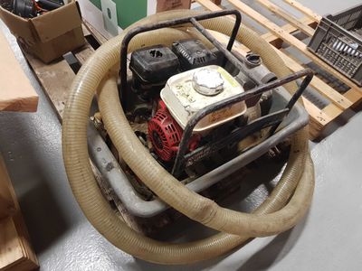 a picture of a machine that is sitting on a pallet