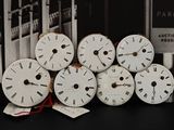 tout un tas d'horloges posées sur une table