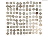 l'image d'un paquet de pièces de monnaie posé sur une surface blanche