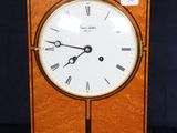 une horloge avec des chiffres romains sur le cadran