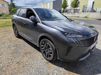 La voiture grise est garée sur le bord de la route.