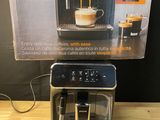 une image d'une machine à café posée sur une table en bois