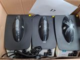 trois souris d'ordinateur dans une boîte en carton, avec leurs câbles