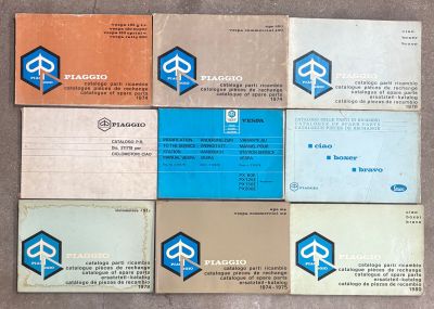 Plusieurs cartes de visite sont disposées les unes à côté des autres sur une table.