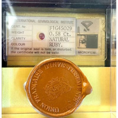 une pièce exposée dans une vitrine