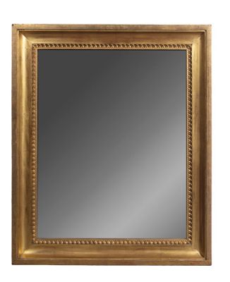 un miroir encadré d'or sur fond blanc
