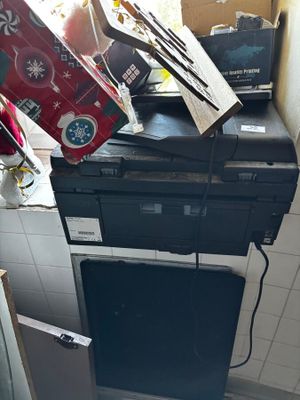 une pile de matériel informatique empilé les uns sur les autres