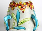 un vase blanc orné d'un motif coloré