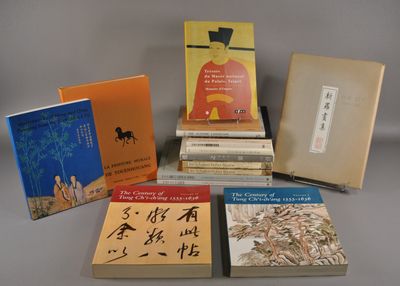 plusieurs livres sont empilés sur une table