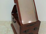 une petite boîte en bois contenant un miroir