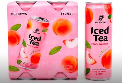 deux canettes de thé glacé aux pêches sur fond rose