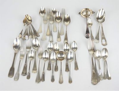 beaucoup de cuillères en argent et de cuillères à soupe sur la table