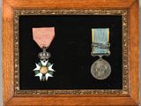 une vieille photo représentant deux médailles et une médaille dans un cadre en bois