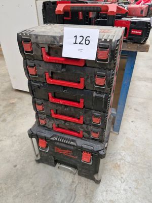 une pile d'outils empilés les uns sur les autres dans un entrepôt