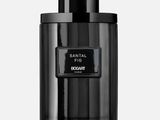 un flacon d'eau de Cologne noire sur fond blanc