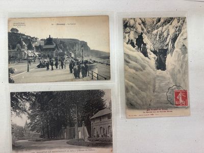 plusieurs vieilles cartes postales représentant des personnes marchant dans une rue enneigée