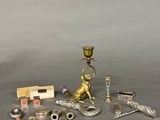 un grand nombre d'objets posés sur une table
