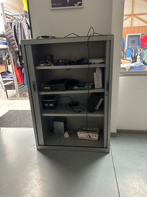 une armoire métallique sur laquelle sont disposés tout un tas d'appareils électroniques