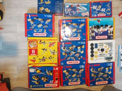 beaucoup de jouets Mickey Mouse par terre