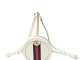 un gros plan sur un sac blanc orné d'une rayure rouge et bleue