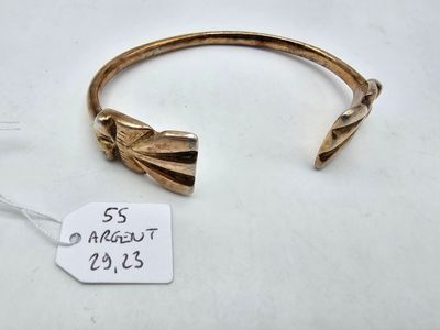 Gros plan sur un bracelet en or portant une étiquette