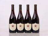 trois bouteilles de vin sont alignées sur une table