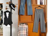 une photo d'un portant à vêtements dans un salon