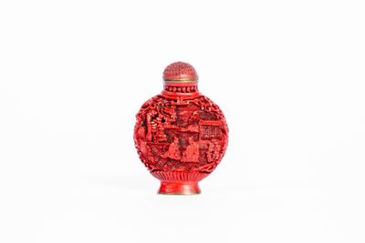 CHINE, XXe Tabatière à l'imitation de la laque de cinabre.